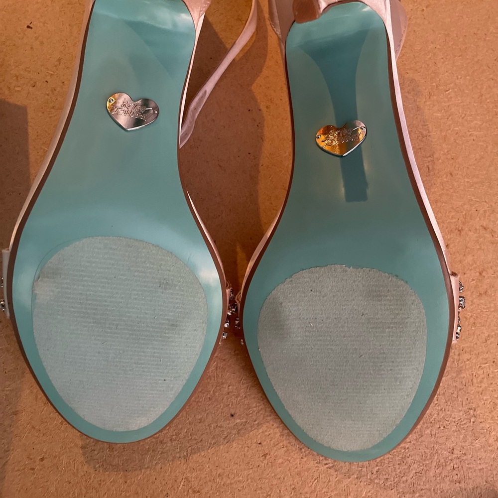 Betsey Johnson Gina heels, Champagne, NIB  new never worn!